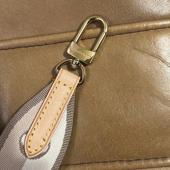 LV crossbody strap. - Picture 3 of 5